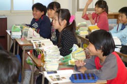 机に乗り切らない辞書